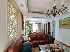 豪华装修 边套前后花园 配套齐全 户型方正 采光充通便利