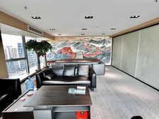 绿地中央广场500平 带办公家具,7个隔间 有厨房接待会所