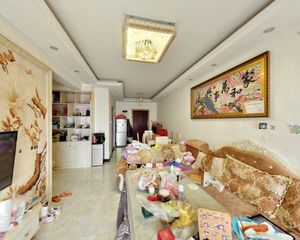 当代广场居家三房,正地铁口,无个税。