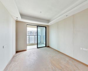九龙湖西 地铁口 精装修三房 户型和 诚心出售
