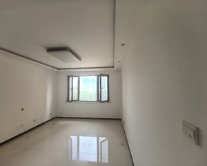 前卫路13中,小区人车分流,南北通透两室,房主诚心出售,价议