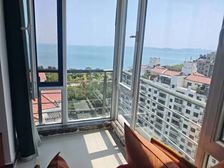 下楼就是威海公园 一线海景 水岸明居 所有窗户都看海 有车储