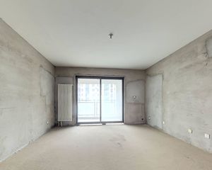 此房是两梯两户设计,大平层,采光还不错