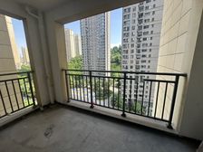 中间楼层 !凡尔赛花园 三房 楼龄新 房东诚心卖