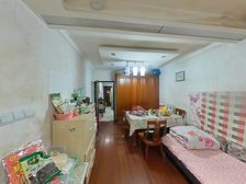 一梯三户+1楼朝南带天井+使用面积大+可当两房用+近地+铁