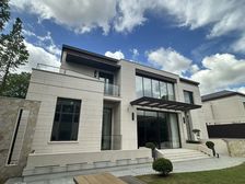 金臣别墅:豪华装修,没有使用过,中心位置,挑空客厅
