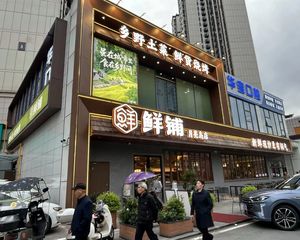 地铁口年租45万 层高11米 房东急售 好谈!