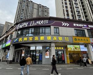 月亮岛地铁口拐角眼镜店 年租12万 房东亏本出