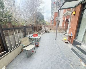 一楼带院子 楼下是车库 不用担心潮湿 小区中间位置 看房方便