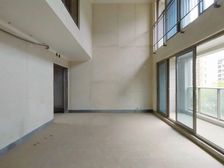 中央公园 轻轨站 门口的叠拼 品质小区 位置好