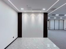 青秀万达158平工作室,全新装修,朝南户型可配家具