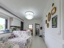 东外滩板块,99年地铁边小区,边套全明三房