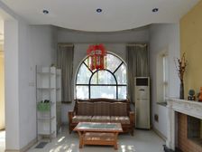 独栋别墅 院子大 本够 近主路出行方便