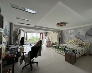 新保师九年,跃层,业主自住装修,5室三卫,带阳光房,价钱可议