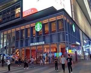 奥莱把角 星巴克(全玻璃展示面)商街蕞耀眼位置 单价仅3万!