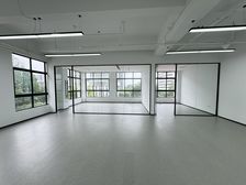 虹漕路地铁12号线,350平双面采光,精装全配,独立空调