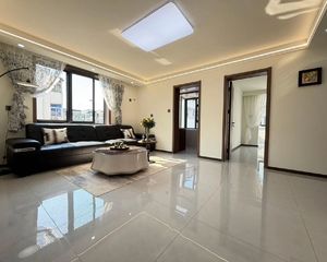 紧邻网红西大街,精装三室,周边有菜市场,医院,全采光拎包入住
