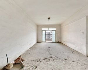上道西城 套三双卫,地铁口 客厅带阳台,卧室带飘窗 。