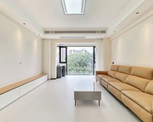风华苑 此房户型通透 客厅带阳台 精装修三大件都有从未住过人