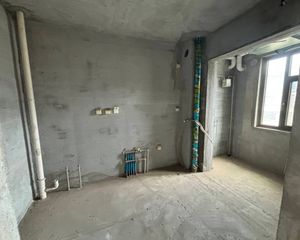 府上多层洋房顶跃南北通透毛坯六室 满二仅226万