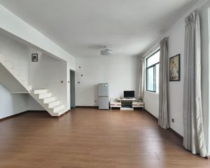 江景复式楼 房东诚心急售 价格看中可谈 非顶楼 视野开阔