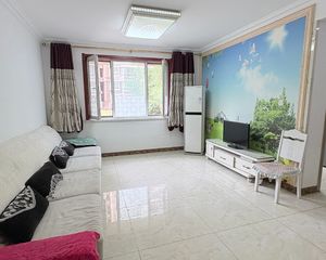 一楼带小院,客运中心旁,房主自住装修,看房方便,价钱可议