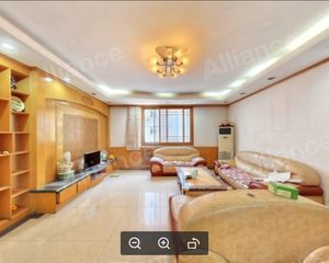 西工区 王城公园旁边 大四室 二楼 临街小区 低价出售