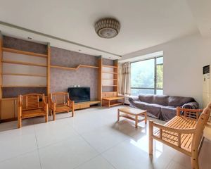 紧邻地铁,周边配套设施齐全, 144.35平翡翠城二期