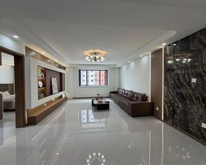 亢龙骏景 南向四居 满二简装中层户型 151平106.8万