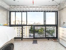 电梯高层飞机户型三室,带产权车位,房东精装小区中心位置满五税