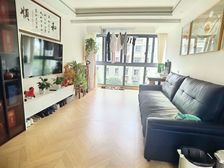 地铁口 中间楼层,精装修可以拎包入住,小门口位子出入方便,,