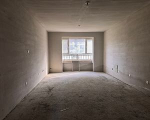 一楼可圈院,三室,次新小区,全明户型,看房方便,全天采光