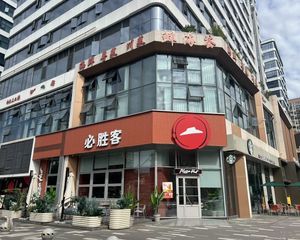 十字路口(必胜客)年18万 门口都是停车位 酒店大堂急售