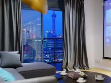 将东方明珠框进卧室里,晚上欣赏窗外美景