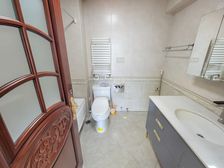 位置佳,正看小区花园,看房方便