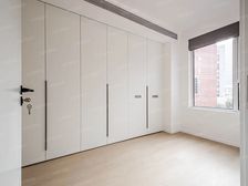 南京路人民广场旁边,近外滩吴江路兴业太古汇旁边张园