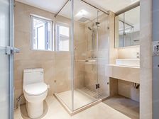 南京路人民广场旁边,近外滩吴江路兴业太古汇旁边张园