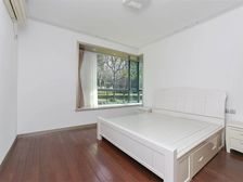 背靠世纪公园,近地铁,居中位置,坐看湖景,安静宜居