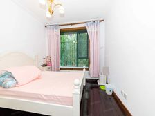 外滩第1座景观住宅、空中花园植被葱郁浓密,带个露台