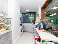 外滩第1座景观住宅、空中花园植被葱郁浓密,带个露台