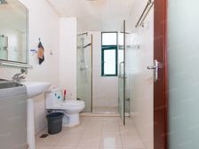 黄浦区市面上四房的户型少,该小区交通方便