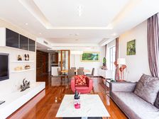 三梯三户的大平层、有车位,户型方正,龙湖物业服务好