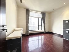 顶楼三层复式,这样的空中别墅整个小区仅有六套。