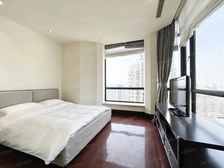 顶楼三层复式,这样的空中别墅整个小区仅有六套。