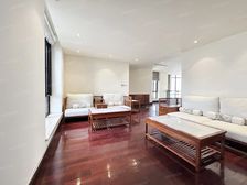 顶楼三层复式,这样的空中别墅整个小区仅有六套。