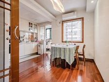 人民广场背靠苏州河小高层一梯两户板式全明南北通