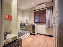 带电梯老公寓,南京西路静安位置,大四房设计师装修!