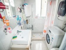 此房满五年,自住装修,拎包入住,带阁楼,出行方便