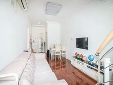 此房满五年,自住装修,拎包入住,带阁楼,出行方便