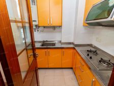 老静安花园小区,小区前排中间楼栋,纵览园林绿化。